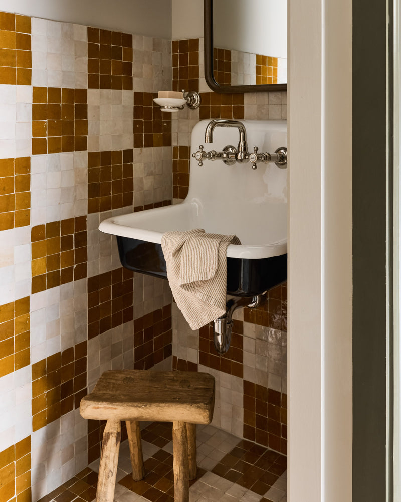 Some materials don’t just fill a space.
They shape the way it feels.

Handcrafted zellige catches the light a little differently every hour of the day. That’s the beauty of variation.

Tile: Snow White & Honey 2x2 Zellige
Design: @studiohaus.interiors
Photo: @yanglincphoto
Builder: @fairmonthomesdfw