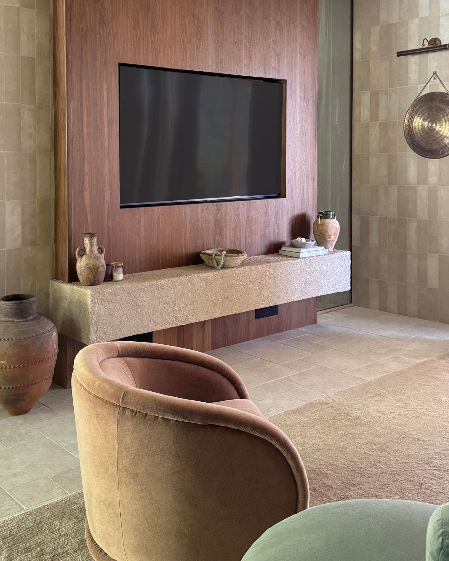 The best homes don't come together one room at a time.

They begin with a feeling, and thoughtfully chosen tile carries that feeling from one space to the next.

Tile: Azru Sand 4x12 Moroccan Limestone | Hammered & Tumbled
Design/Photo: @nicoleisaacs (image 2)